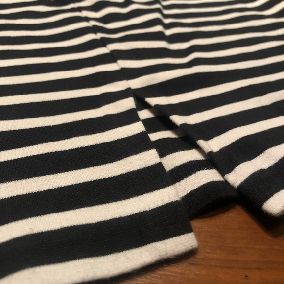 Old Navy Pencil skirt. Size Medium. Stretchy Material - Picture 6 of 6